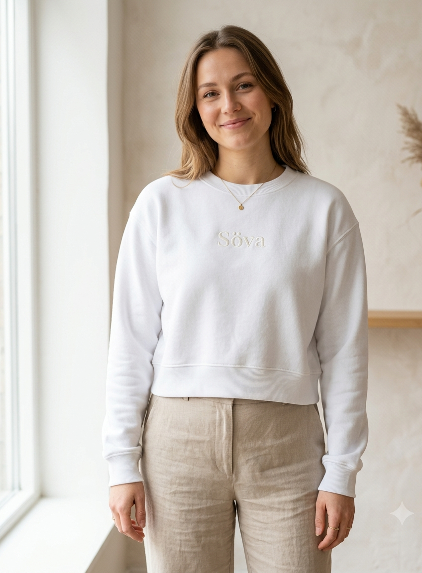 Snö Cropped Crewneck in Snow White with Söva embroidery