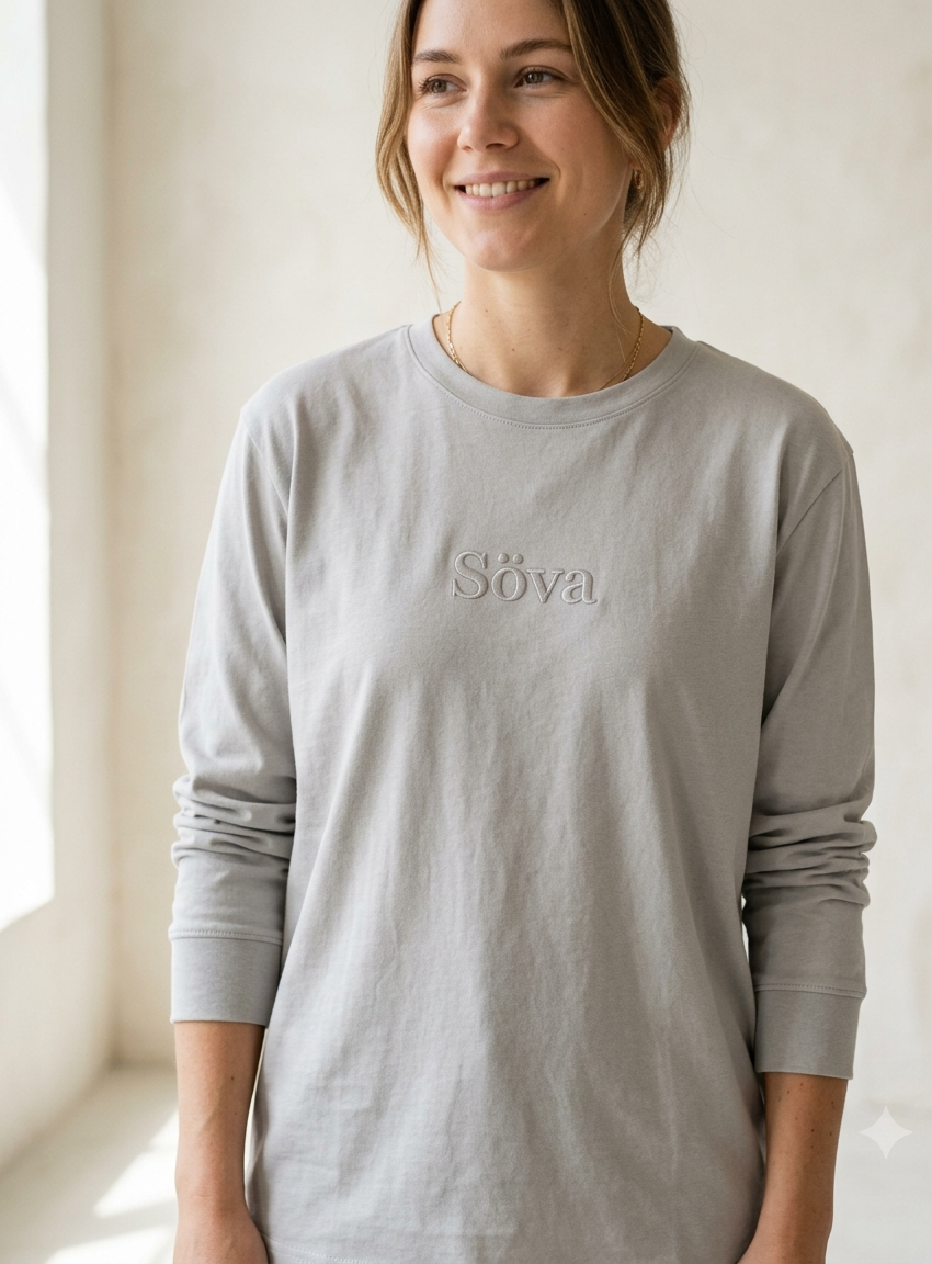 Luft Relaxed Long-Sleeve in Dimma Mist Grey with Söva embroidery