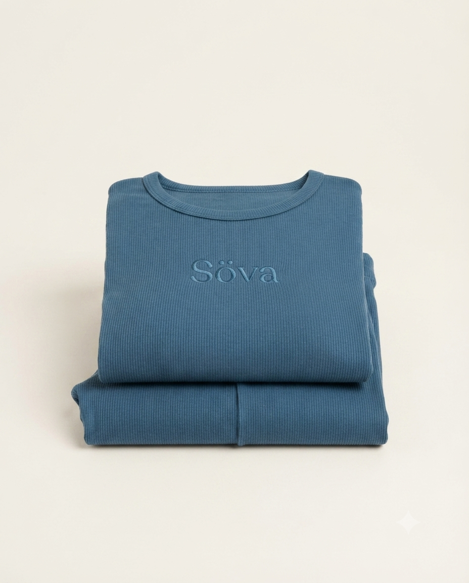 Kväll Rib Lounge Set — Fjord Blue colorway, studio