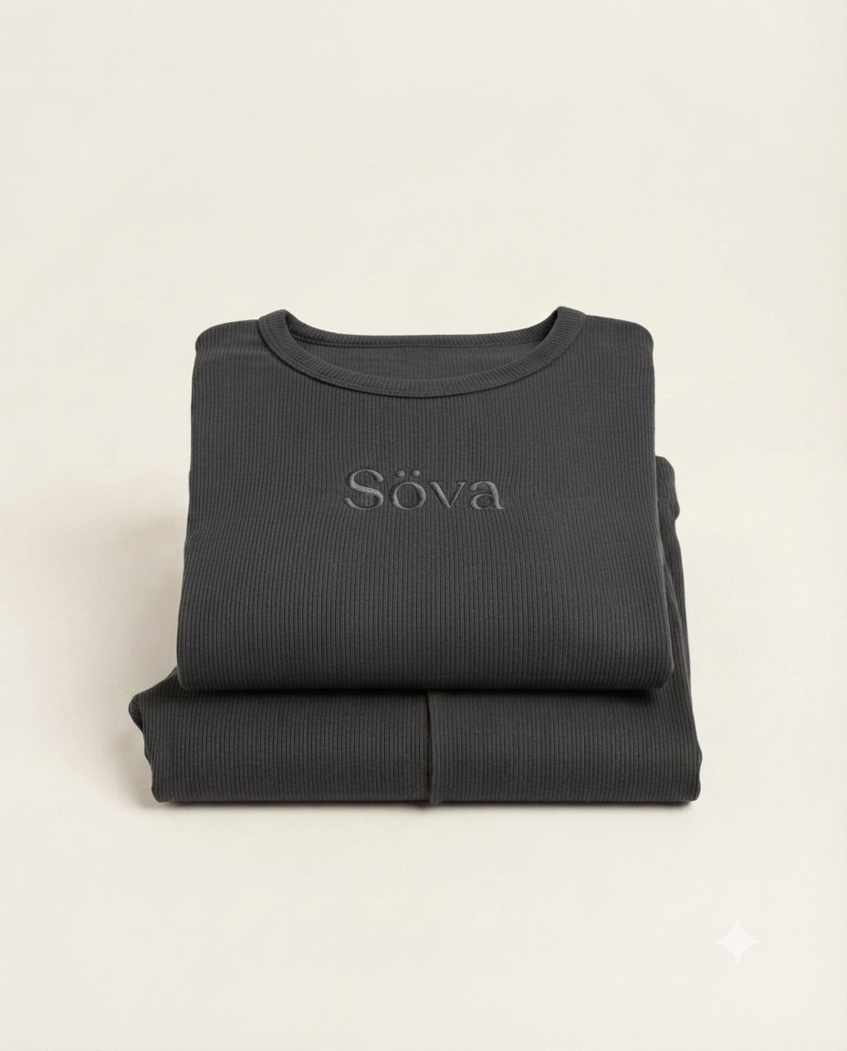Kväll Rib Lounge Set — Kol colorway, studio