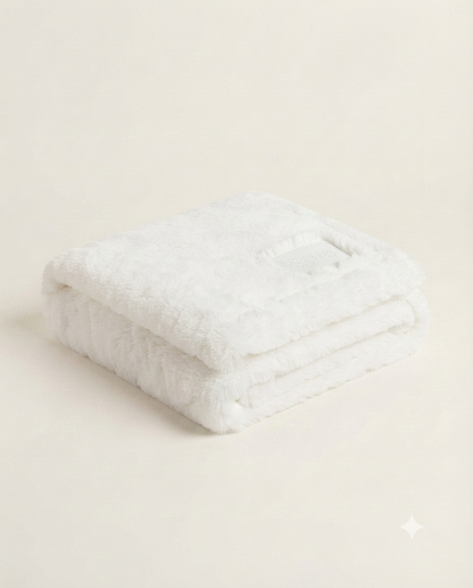 Sky Cloud Throw — Snö colorway, studio
